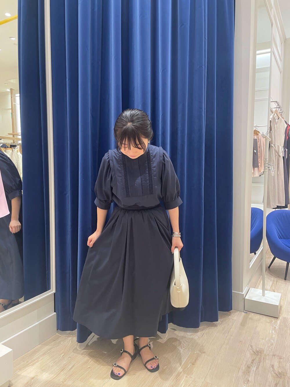 ブルー系のシャツ/ブラウス、ブルー系のスカートを着用したレディースの夏コーディネートの3枚目の写真