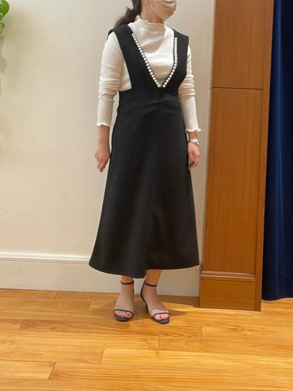 ブラック系のワンピース、ホワイト系のTシャツ/カットソーを着用したレディースの冬コーディネートの3枚目の写真