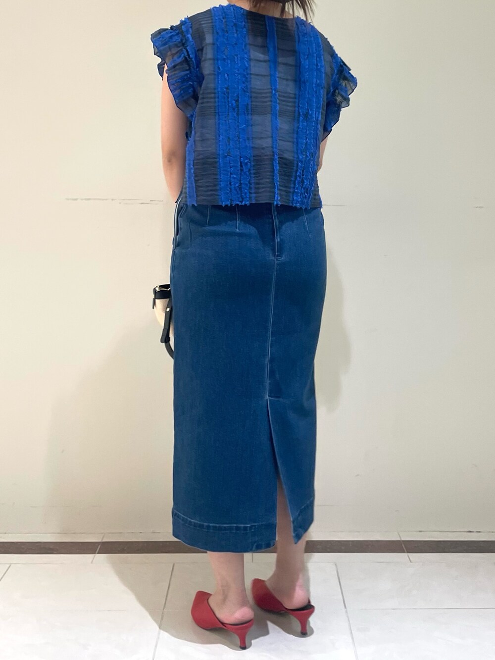 ブルー系のシャツ/ブラウス、ブルー系のスカートを着用したレディースの春コーディネートの5枚目の写真