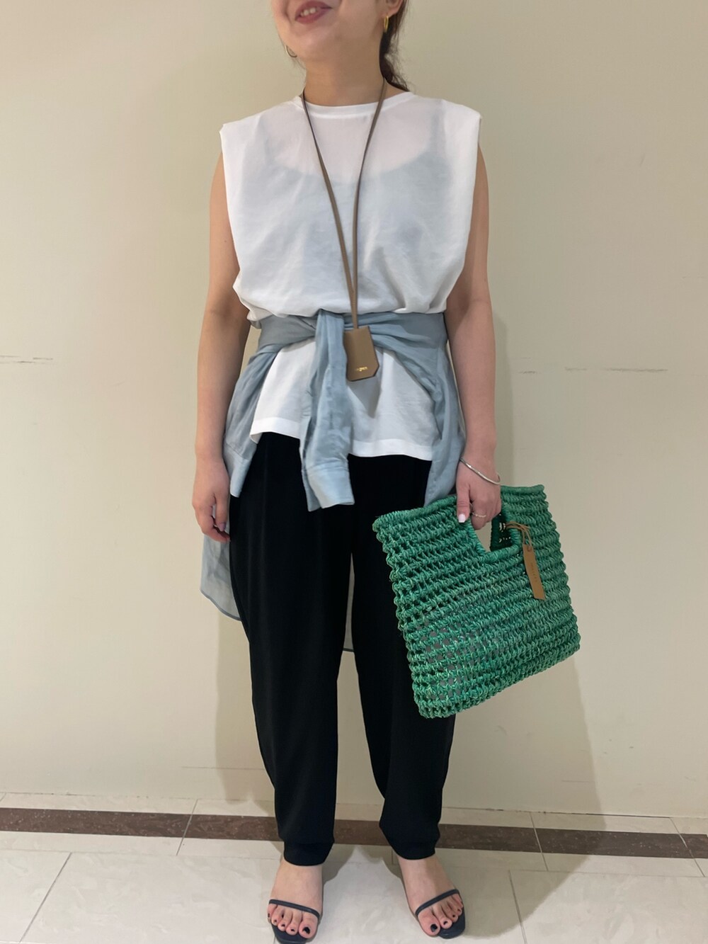 ブラック系のその他パンツ、ブラック系のシャツ/ブラウスを着用したレディースの春コーディネートの5枚目の写真