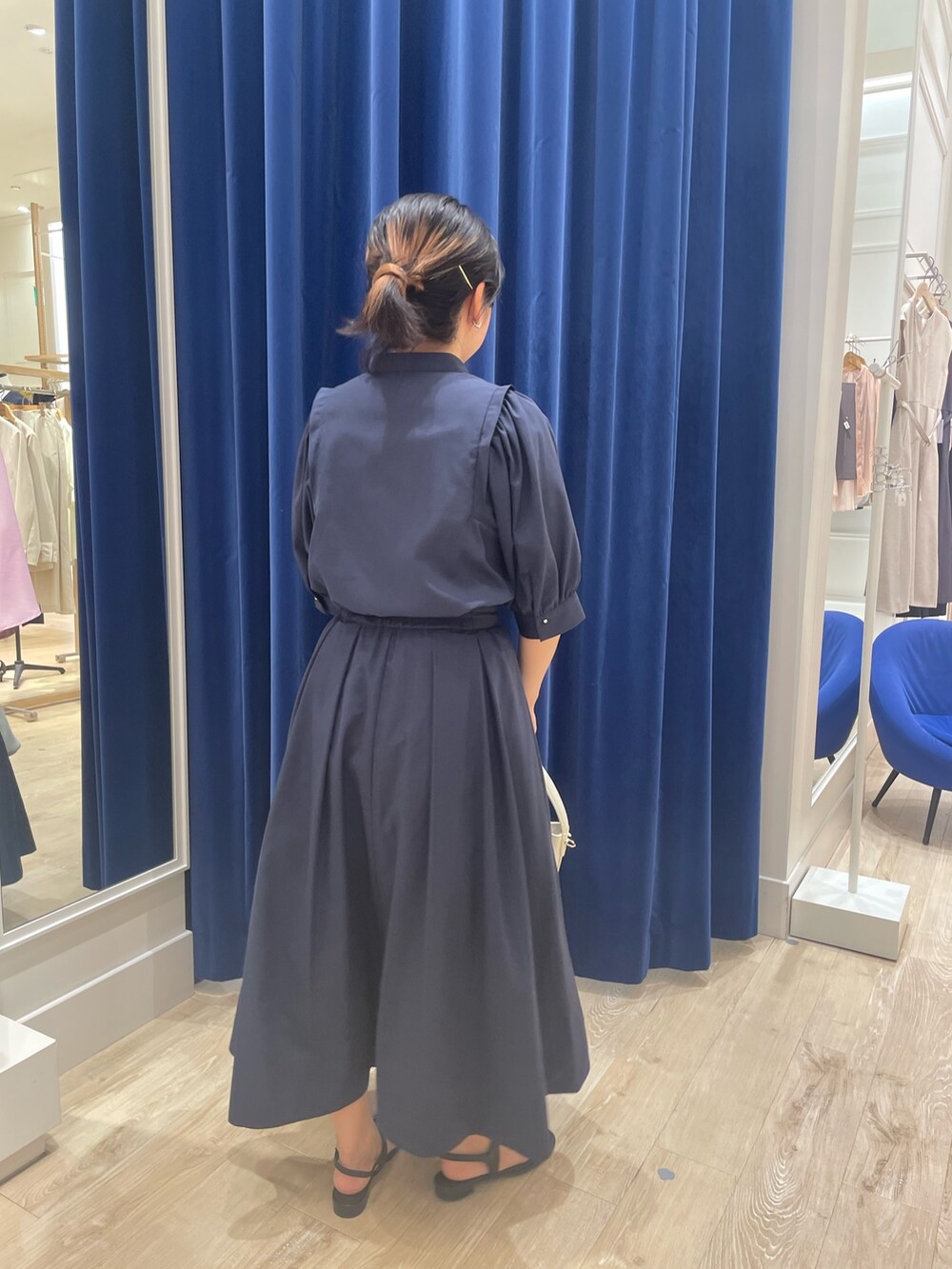 ブルー系のシャツ/ブラウス、ブルー系のスカートを着用したレディースの夏コーディネートの4枚目の写真