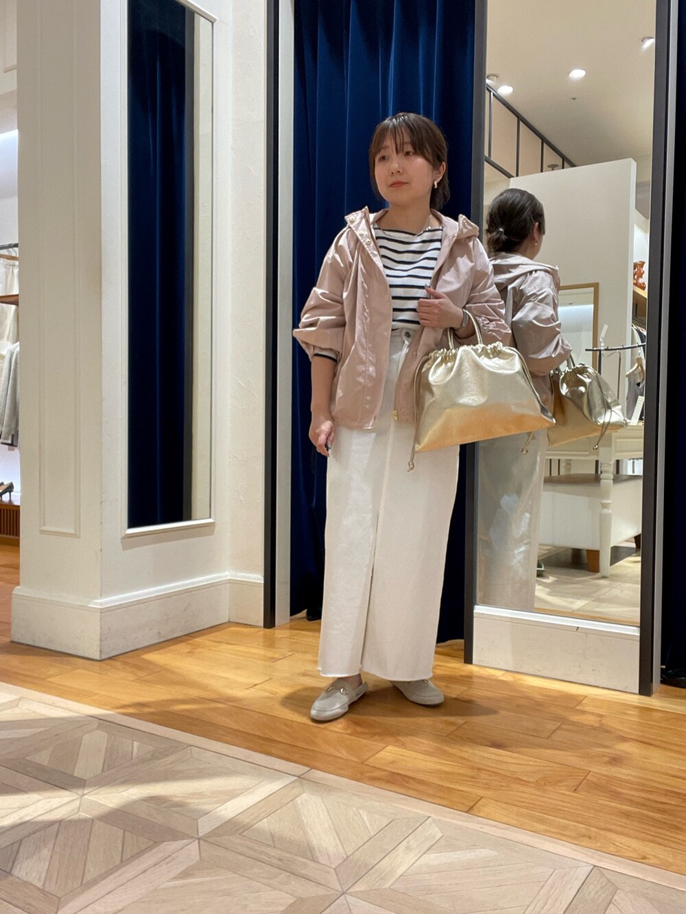 「春コーデ、デニムスカート、マウンテンパーカー、マンパコーデ、骨格ストレート、ノーリーズ、NOLLEY'S、低身長コーデ、30代コーデ」｜「NOLLEY’Sのハイデンクロスフード付きマンパ（マウンテンパーカー、ピンク系）」を使った、nolhamadaさん（レディース・153cm）の春コーディネートの2枚目の写真