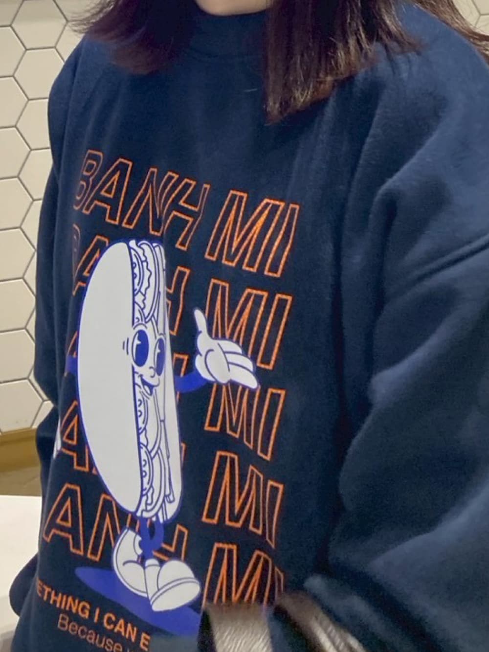 ブルー系のスウェット、ブルー系のスカート、ホワイト系のスニーカーを着用したレディースの春コーディネートの2枚目の写真