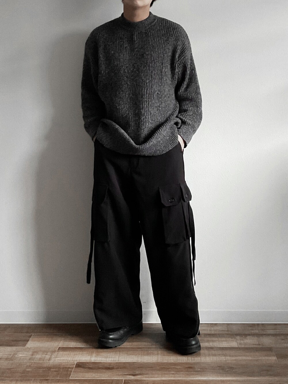 グレー系のニット/セーター、ブラック系のカーゴパンツ、ホワイト系のその他を着用したメンズの秋コーディネートの5枚目の写真
