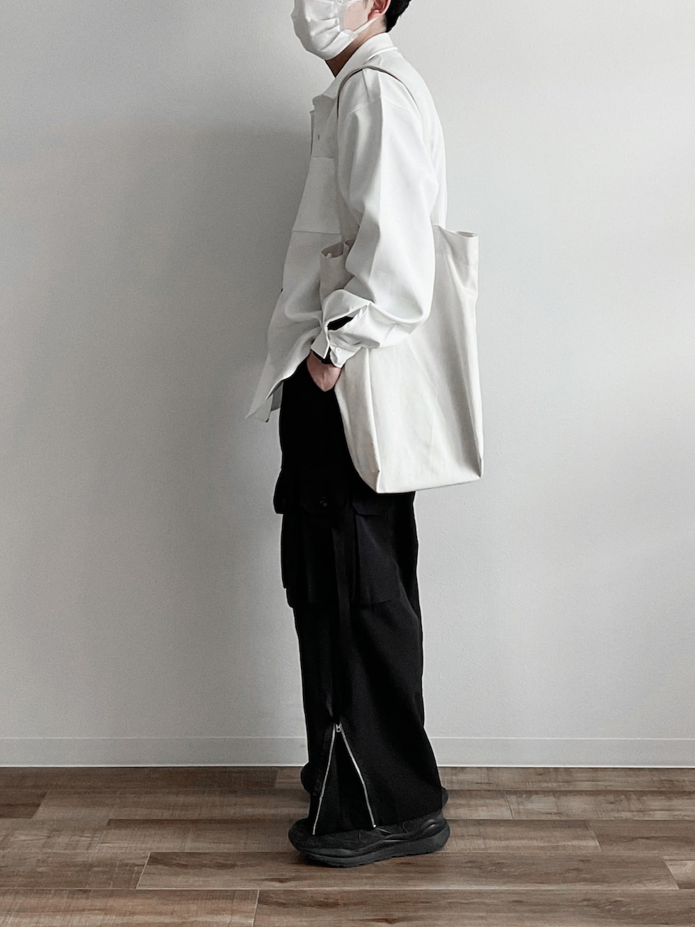 ホワイト系のシャツ/ブラウス、ブラック系のTシャツ/カットソー、ブラック系のカーゴパンツを着用したメンズの冬コーディネートの2枚目の写真