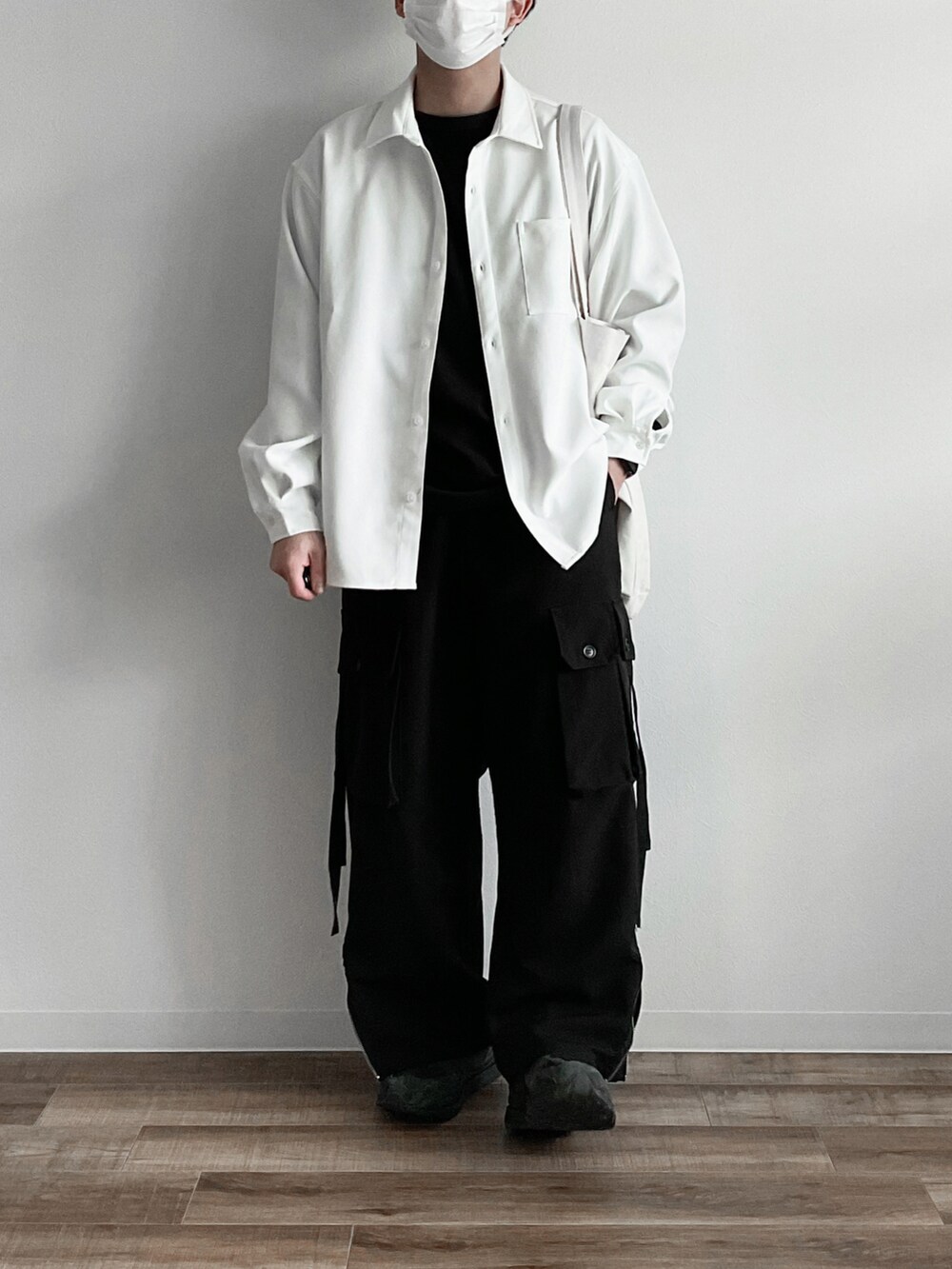 ホワイト系のシャツ/ブラウス、ブラック系のTシャツ/カットソー、ブラック系のカーゴパンツを着用したメンズの冬コーディネートの4枚目の写真