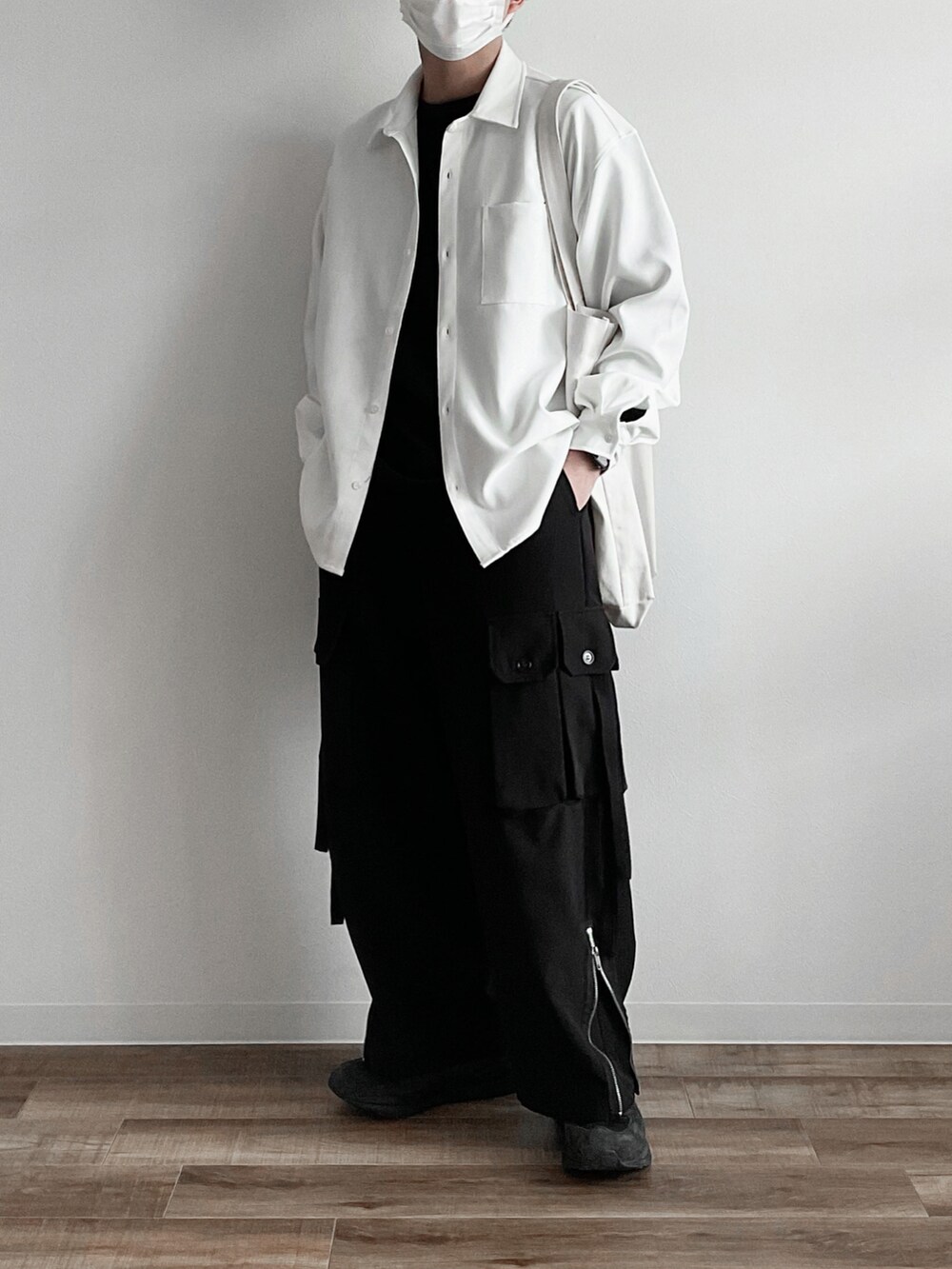 ホワイト系のシャツ/ブラウス、ブラック系のTシャツ/カットソー、ブラック系のカーゴパンツを着用したメンズの冬コーディネートの3枚目の写真