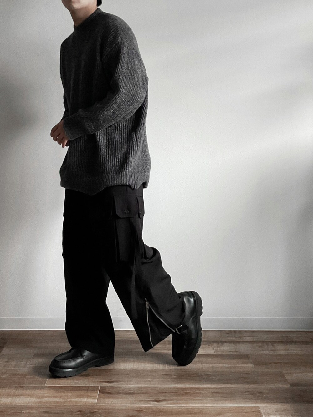 グレー系のニット/セーター、ブラック系のカーゴパンツ、ホワイト系のその他を着用したメンズの秋コーディネートの4枚目の写真