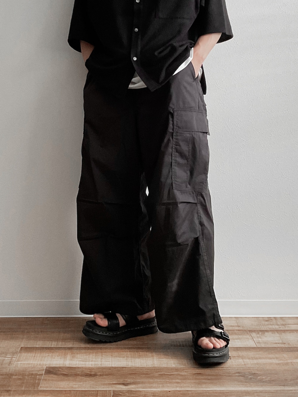 「夏、夏服、モノトーンコーデ、ワントーンコーデ、ブラックコーデ、シンプルコーデ、ストリートコーデ、ミリタリー、ミリタリーコーデ、厚底サンダル、ootd、outfit、シャツ、シャツスタイル、プチプラコーデ」｜「epnokのベーシックルーズジャガードシャツ（シャツ/ブラウス、ブラック系）」を使った、Kurosakiさん（メンズ・171cm）の夏コーディネートの3枚目の写真