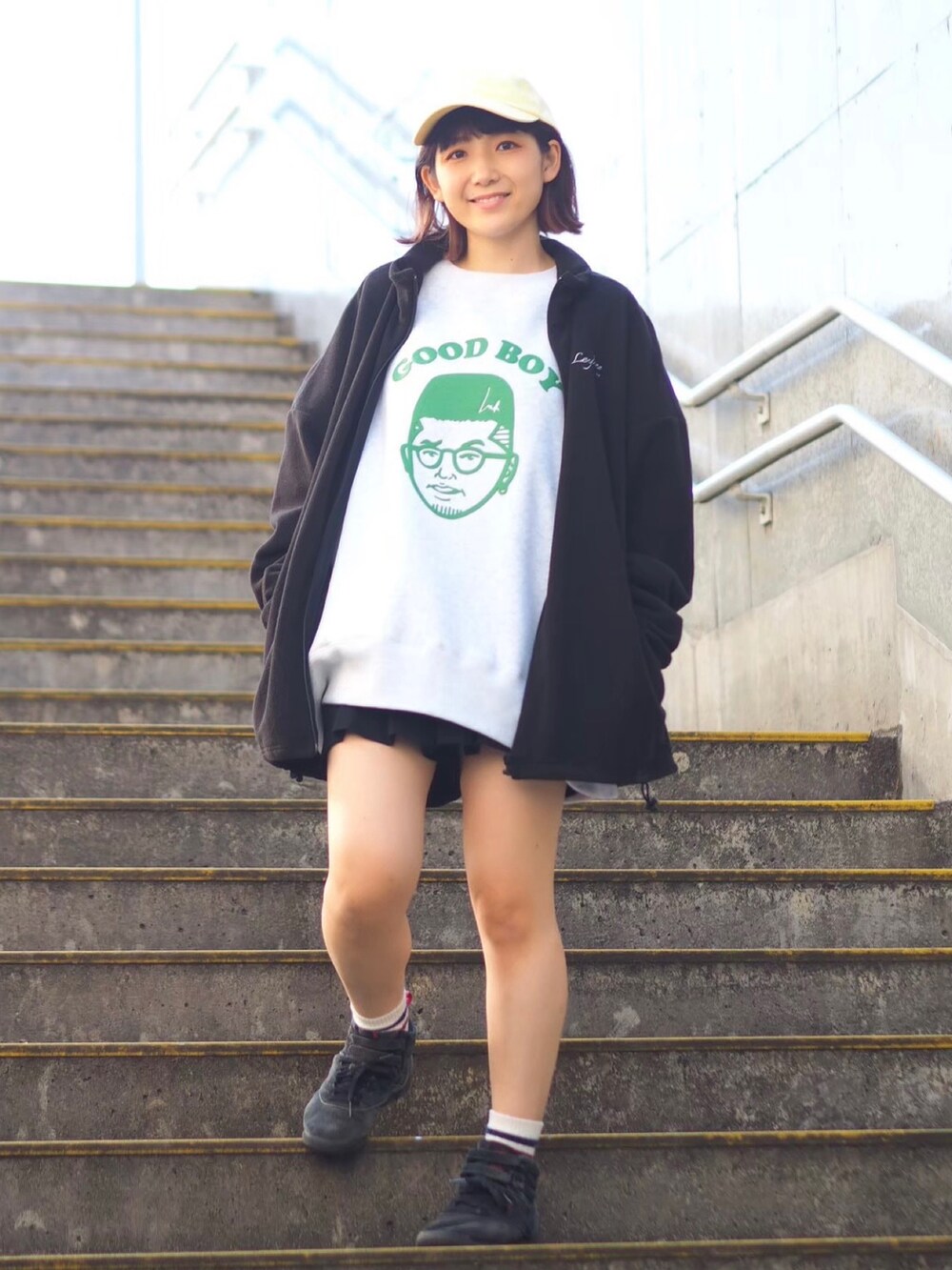 「スウェット、ロゴスウェット、フリース、ビッグシルエット、オーバーサイズ、ショートパンツ、ストリート、グリーン、休日スタイル、シンプルコーデ、カジュアルコーデ、ラクチンコーデ、ゆるコーデ、秋冬コーデ、Leyline」｜「LeylineのL cap（キャップ、イエロー系）」を使った、soe213さん（レディース・154cm）の冬コーディネートの2枚目の写真
