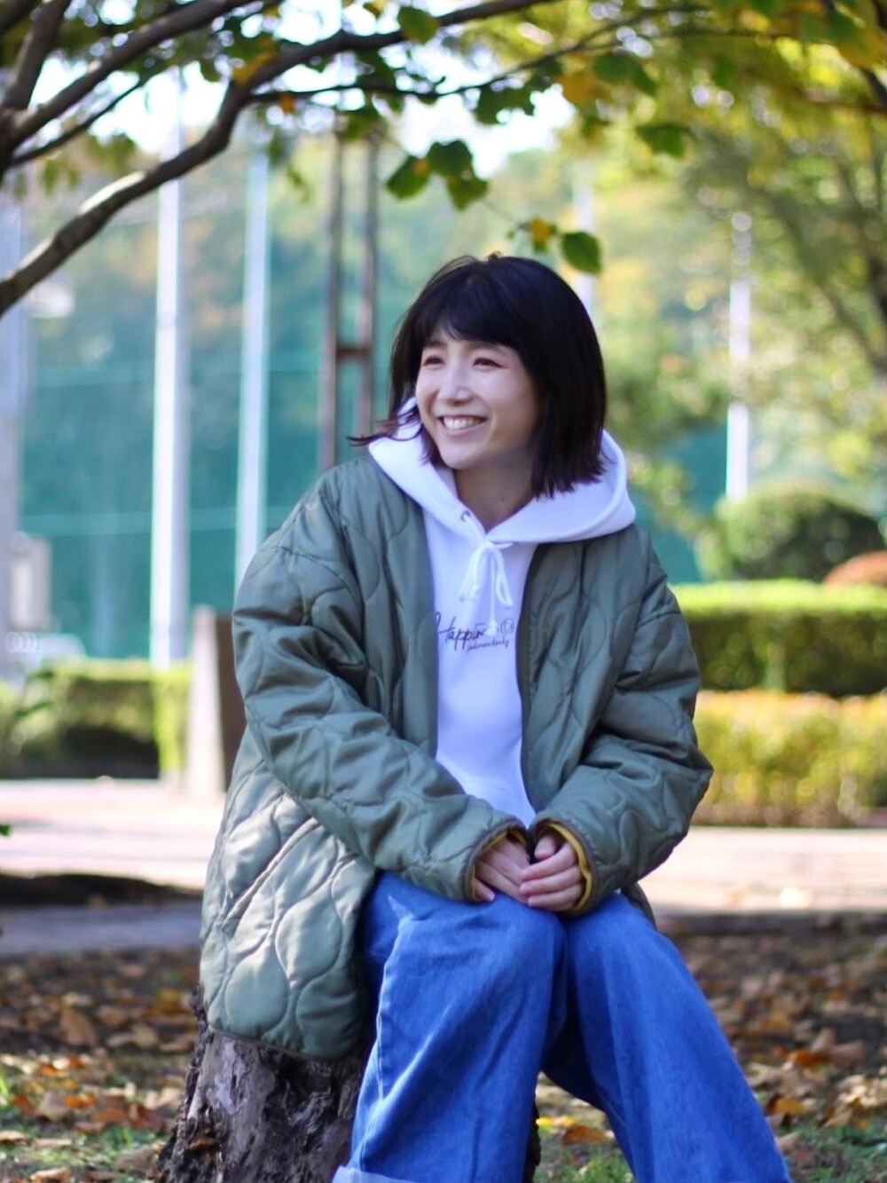 「パーカー、ロゴスウェット、デニムパンツ、ワイドパンツ、モッズコート、キルティングジャケット、ビッグシルエット、グリーン、ストリート、アウトドアスタイル、休日スタイル、メンズライク、カジュアルコーデ、冬コーデ、Leyline」｜「LeylineのSmily parka（パーカー、ホワイト系）」を使った、soe213さん（レディース・154cm）の冬コーディネートの2枚目の写真