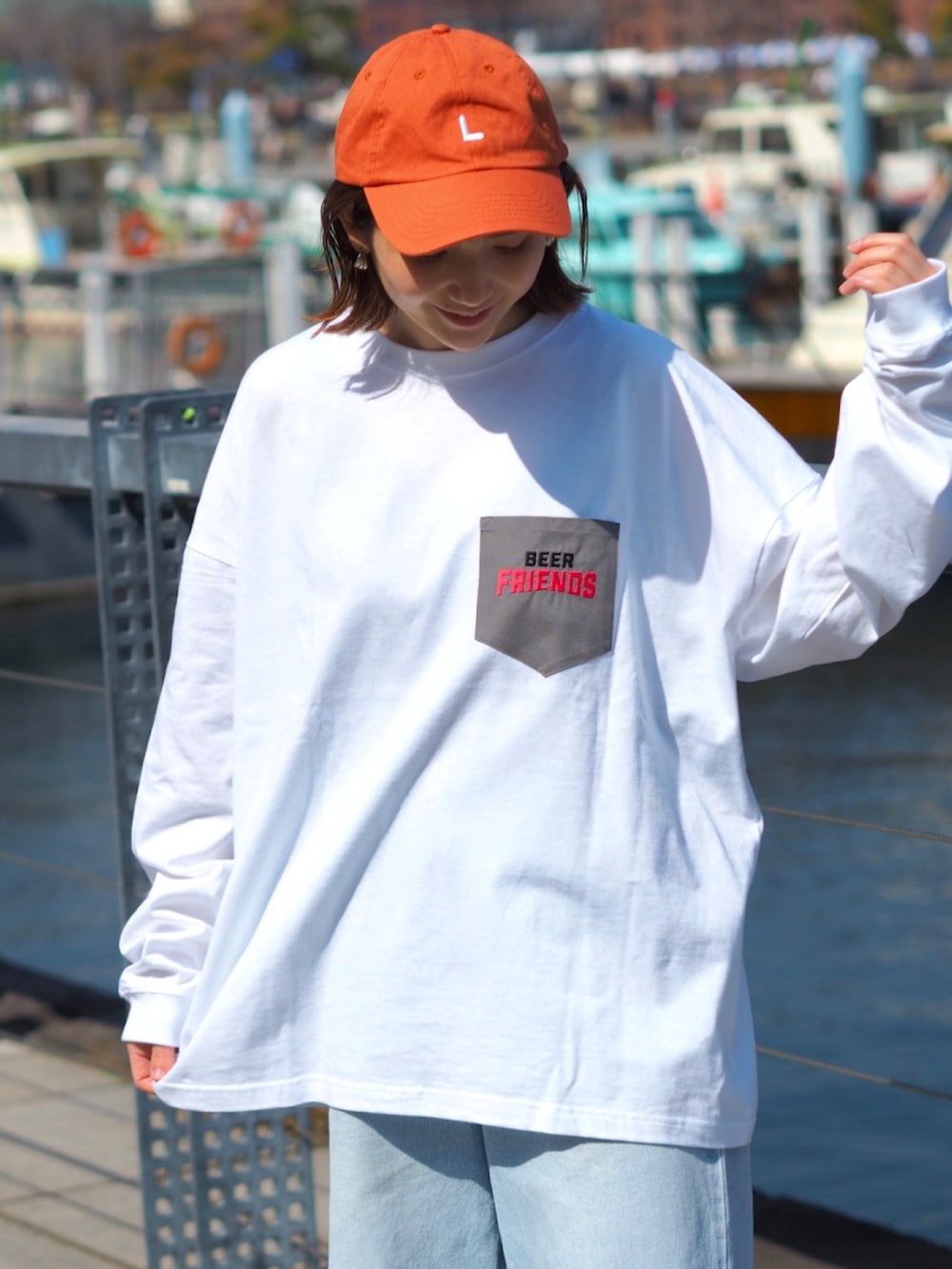 「ロンT、ビッグシルエット、オーバーサイズ、デニム、ワイドパンツ、キャップ、白スニーカー、ストリート、メンズライク、ラフ、休日スタイル、春コーデ、シンプルコーデ、カジュアルコーデ、Leyline」｜「LeylineのL cap（キャップ、オレンジ系）」を使った、soe213さん（レディース・154cm）の春コーディネートの2枚目の写真