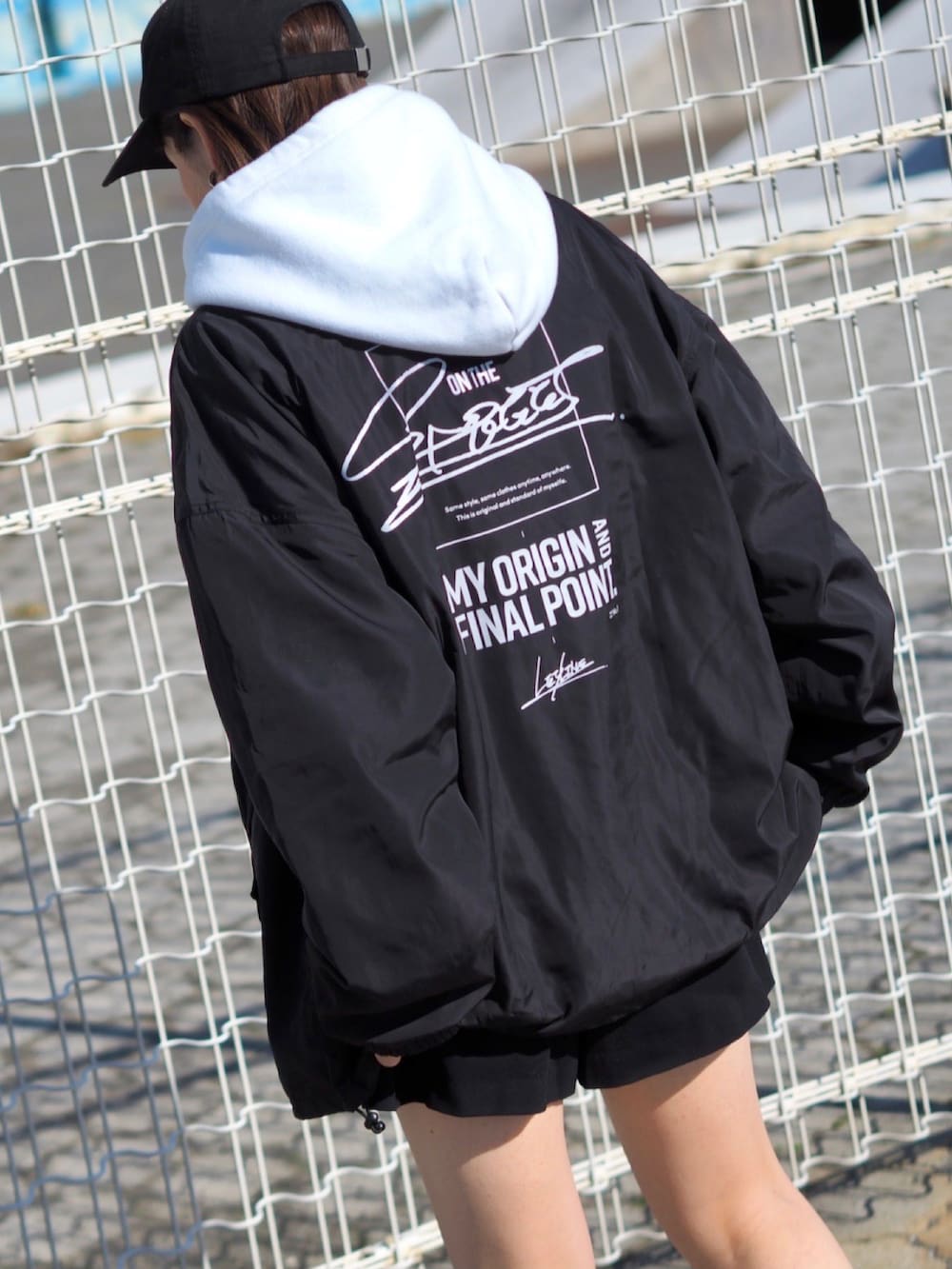 「パーカー、コーチジャケット、ショートパンツ、キャップ、ハイカットスニーカー、ビッグシルエット、オーバーサイズ、ストリート、ストリートMIX、メンズライク、モノトーン、韓国ファッション、シンプルコーデ、レイヤードスタイル、Leyline」｜「Leylineのcotton logo cap（キャップ、ブラック系）」を使った、soe213さん（レディース・154cm）の冬コーディネートの2枚目の写真