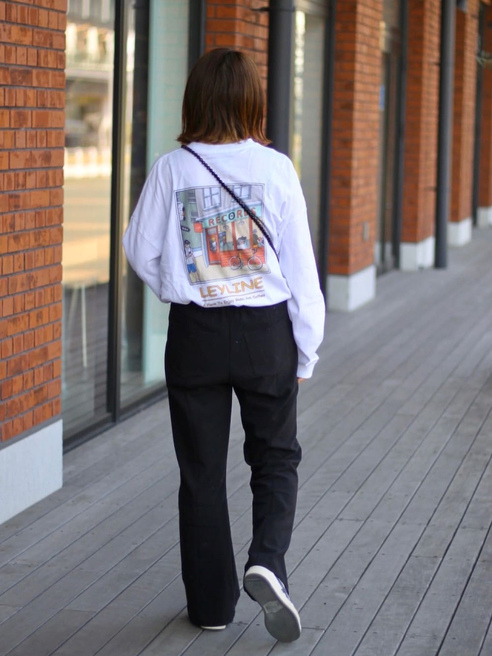 「ロンT、プリントT、フレアパンツ、ミニバッグ、白スニーカー、ビッグシルエット、タックイン、シンプルコーデ、春コーデ、カジュアル、オトナカジュアル、ストリート、モノトーン、休日スタイル、Leyline」｜「LeylineのRecord Store l/s tee（Tシャツ/カットソー、ホワイト系）」を使った、soe213さん（レディース・154cm）の春コーディネートの2枚目の写真