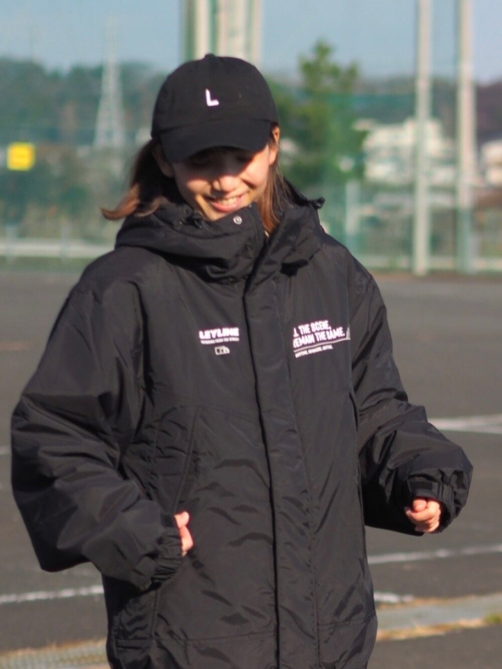 「マウンテンパーカー、ダウンジャケット、アウター、キャップ、カラーパンツ、ストリート、アウトドアスタイル、休日スタイル、メンズライク、ブラック、ビッグシルエット、冬コーデ、シンプルコーデ、カジュアルコーデ、Leyline」｜「LeylineのL cap（キャップ、ブラック系）」を使った、soe213さん（レディース・154cm）の冬コーディネートの2枚目の写真