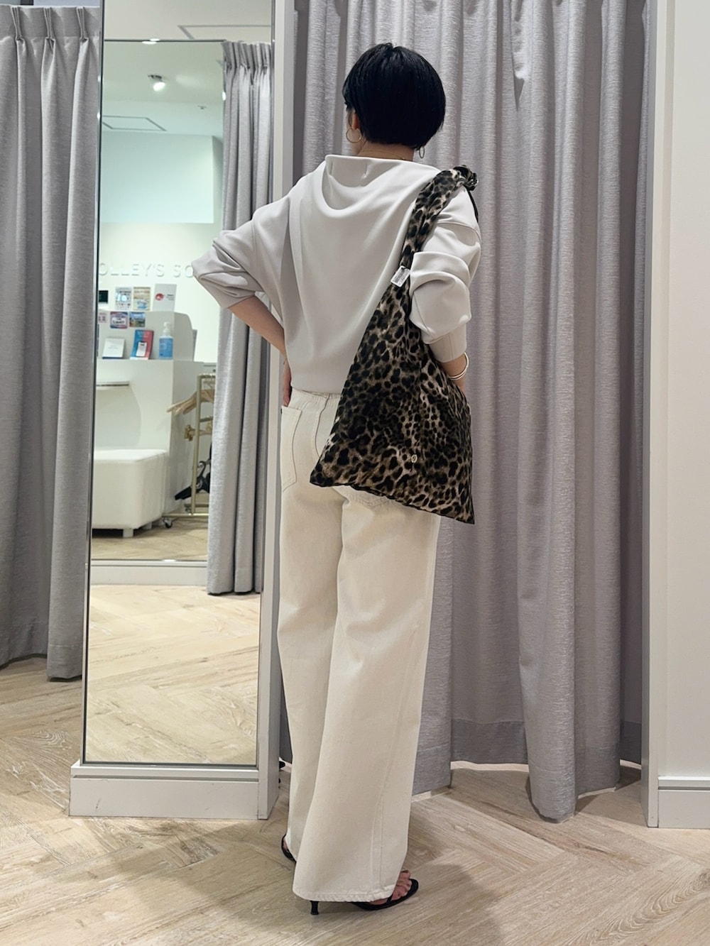 ベージュ系のTシャツ/カットソー、ホワイト系のその他パンツ、その他のエコバッグ/サブバッグを着用したレディースの春コーディネートの2枚目の写真