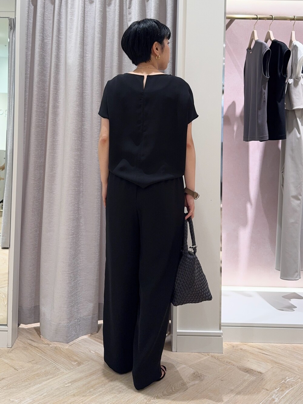 ブラック系のシャツ/ブラウス、グレー系のショルダーバッグ、ブラック系のその他パンツを着用したレディースの夏コーディネートの4枚目の写真