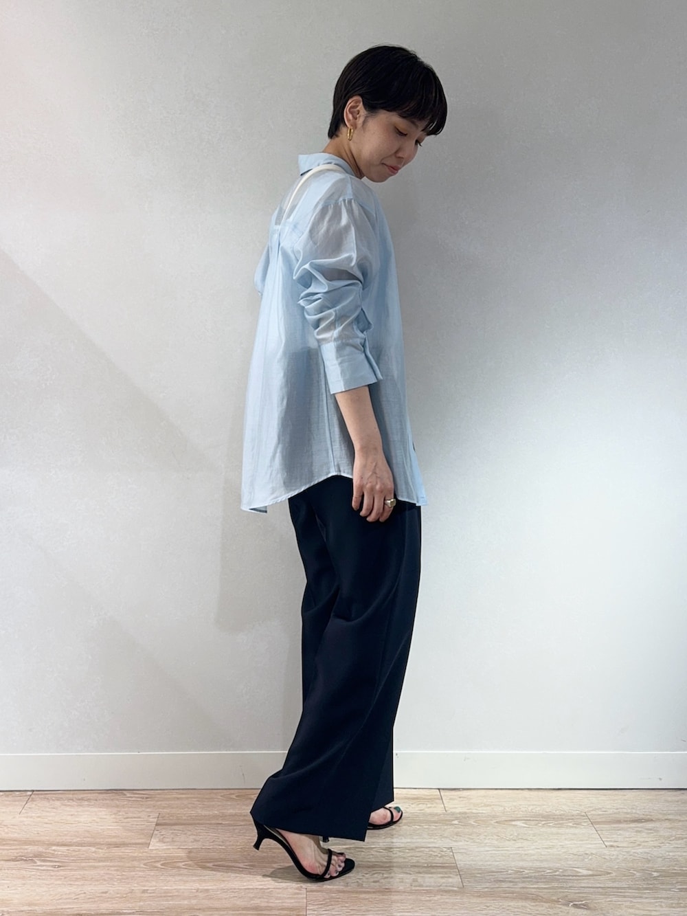 ブルー系のその他パンツ、ホワイト系のタンクトップ、グリーン系のシャツ/ブラウスを着用したレディースの夏コーディネートの2枚目の写真