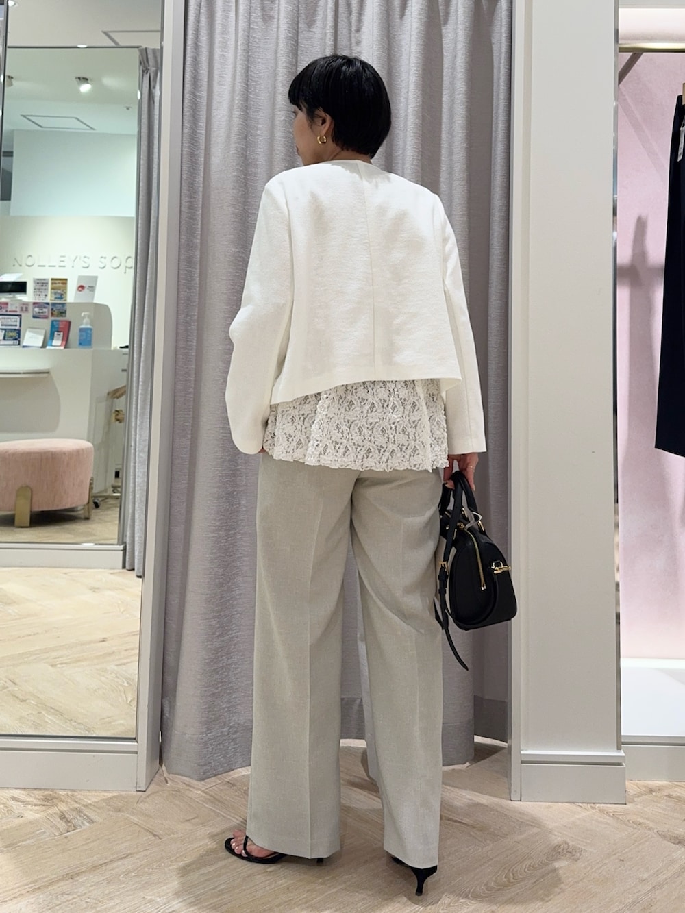 ホワイト系のシャツ/ブラウス、ホワイト系のノーカラージャケット、ベージュ系のその他パンツを着用したレディースの春コーディネートの3枚目の写真