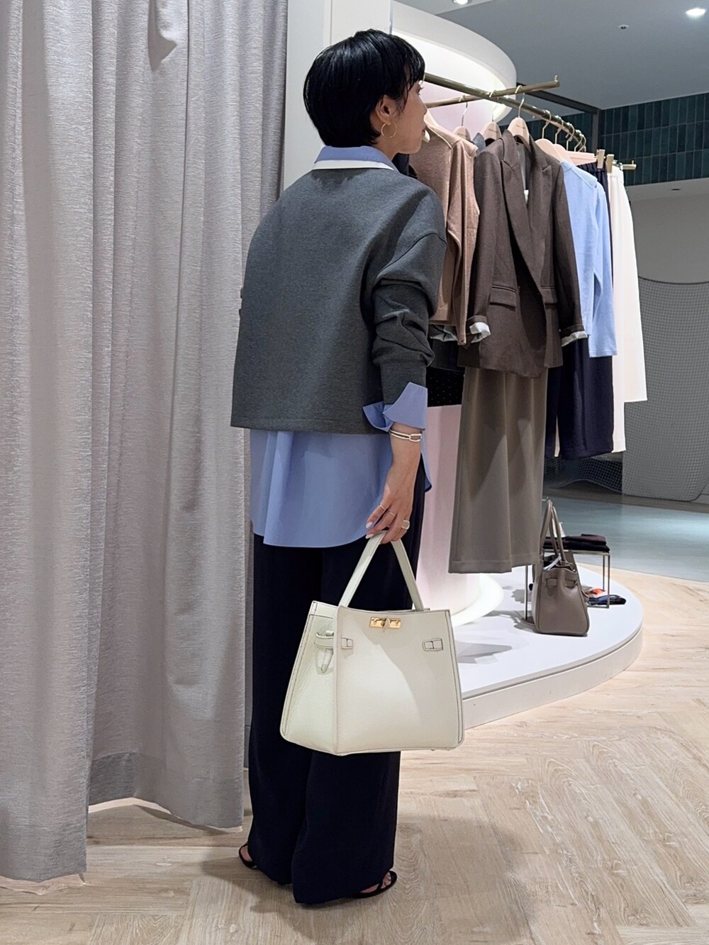 ホワイト系のショルダーバッグ、ブルー系のその他パンツ、ブルー系のシャツ/ブラウスを着用したレディースの秋コーディネートの2枚目の写真