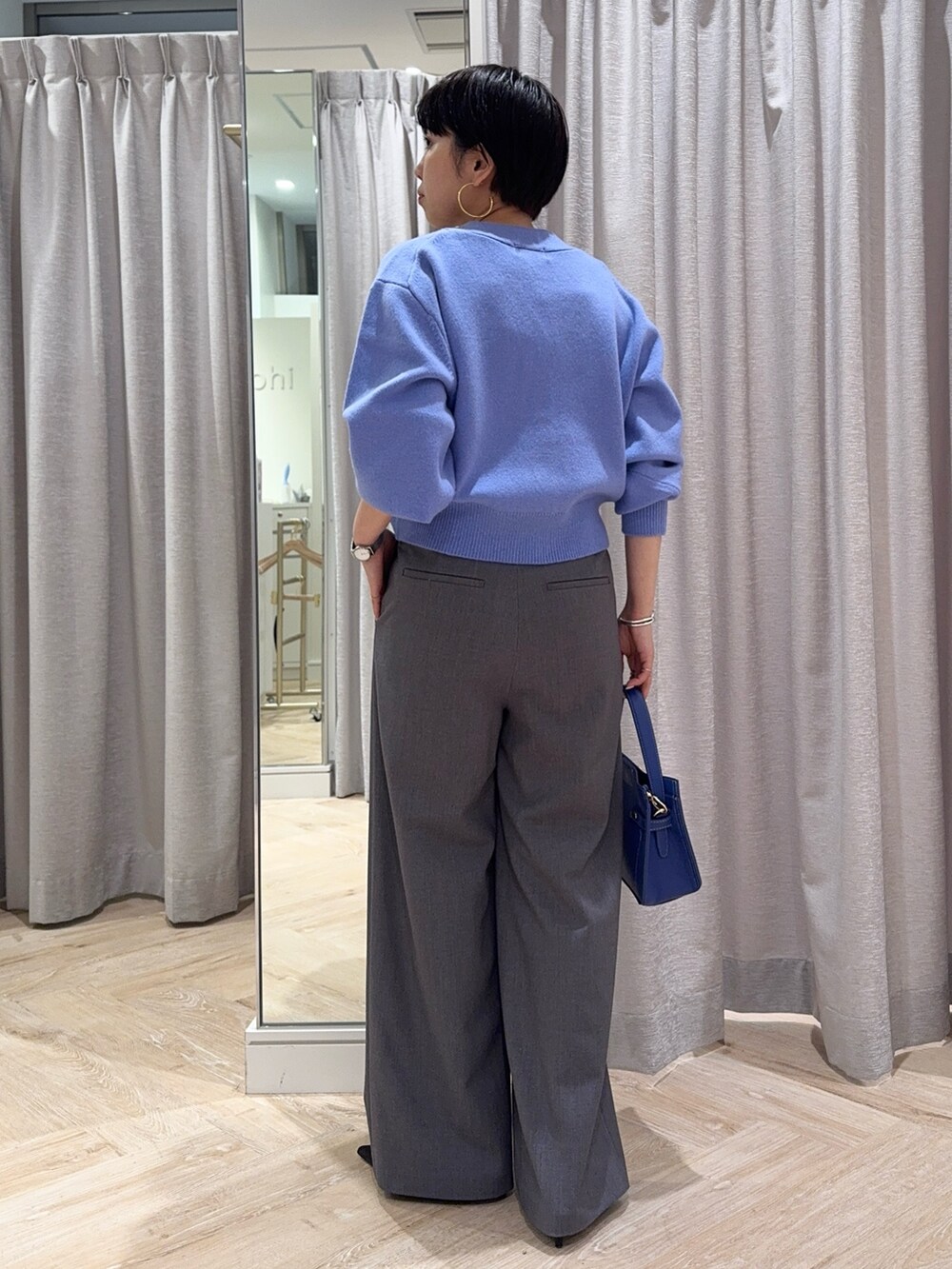 ブルー系のカーディガン/ボレロ、グレー系のその他パンツ、ブルー系のショルダーバッグを着用したレディースの冬コーディネートの3枚目の写真