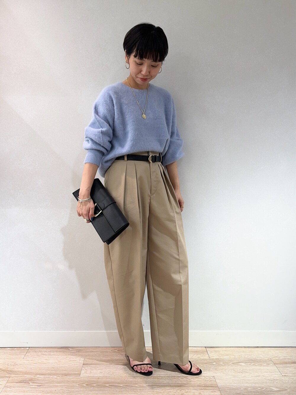 「ブルー、サックスブルー、チノパン、パンツスタイル、パンツコーデ、ニット、ニットコーデ、ショート丈トップス、ショート丈、きれいめカジュアル、大人カジュアル、低身長、低身長コーデ、154cm、ショートヘア」|「NOLLEY’S Sophiのヘアリーショート丈クルーネックプルオーバーニット(ニット/セーター、ブルー系)」を使った、nol takemoriさん(レディース・154cm)の秋コーディネートの2枚目の写真