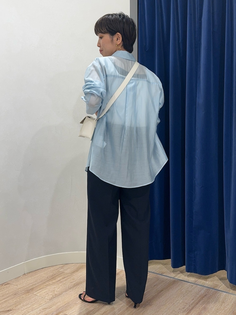 ブルー系のその他パンツ、ホワイト系のタンクトップ、グリーン系のシャツ/ブラウスを着用したレディースの夏コーディネートの3枚目の写真