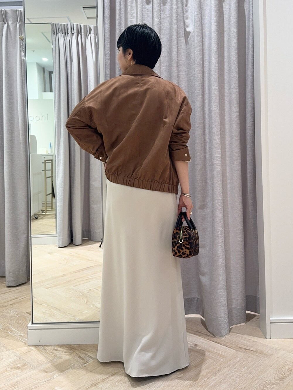 ホワイト系のTシャツ/カットソー、イエロー系のブルゾン、その他のボストンバッグを着用したレディースの秋コーディネートの3枚目の写真