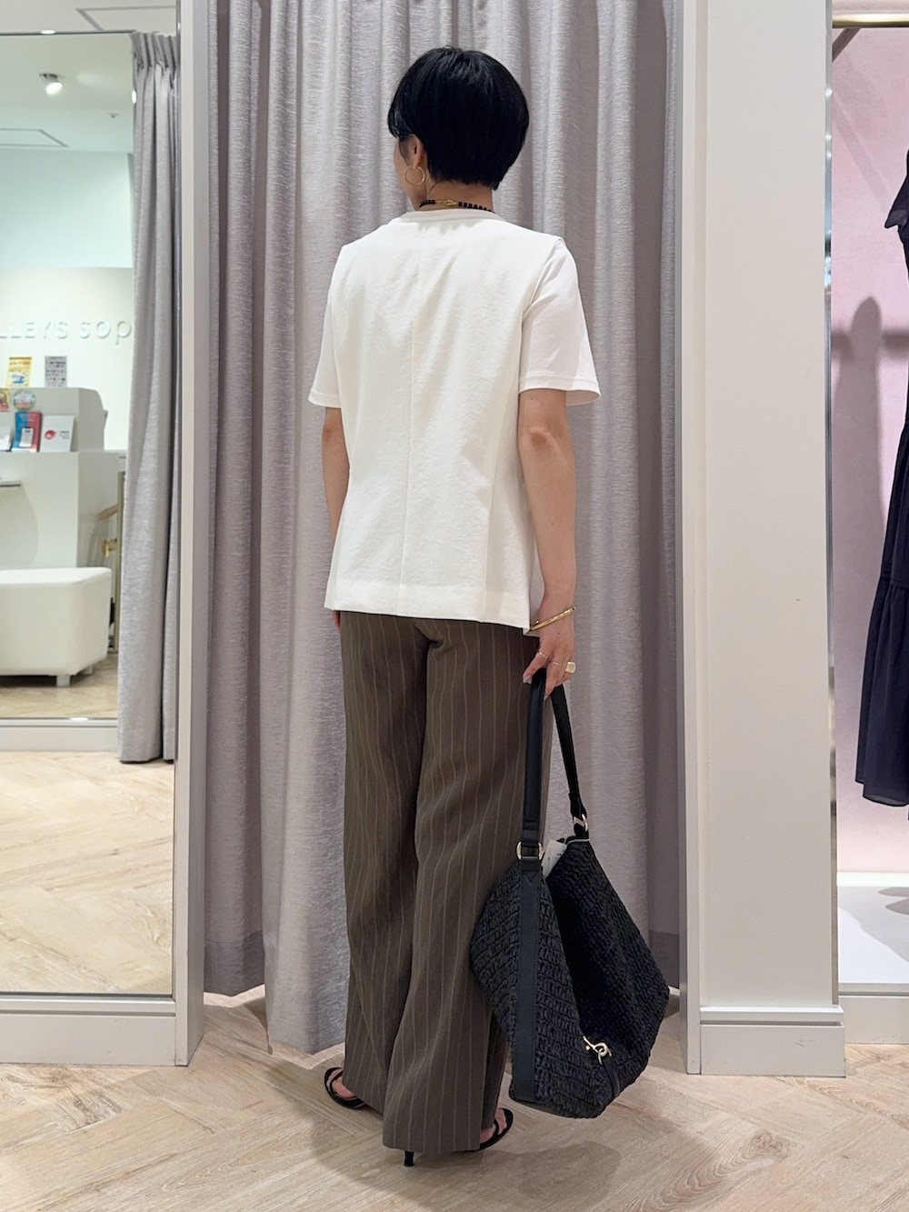 ブラック系のショルダーバッグ、グリーン系のその他パンツ、ホワイト系のTシャツ/カットソーを着用したレディースの夏コーディネートの3枚目の写真