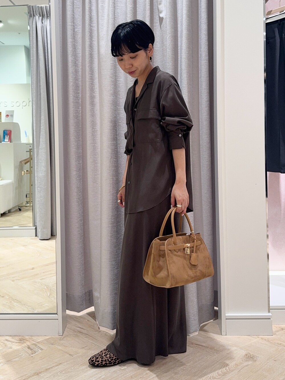 ブラウン系のシャツ/ブラウス、ブラック系のキャミソール、イエロー系のトートバッグを着用したレディースの秋コーディネートの2枚目の写真