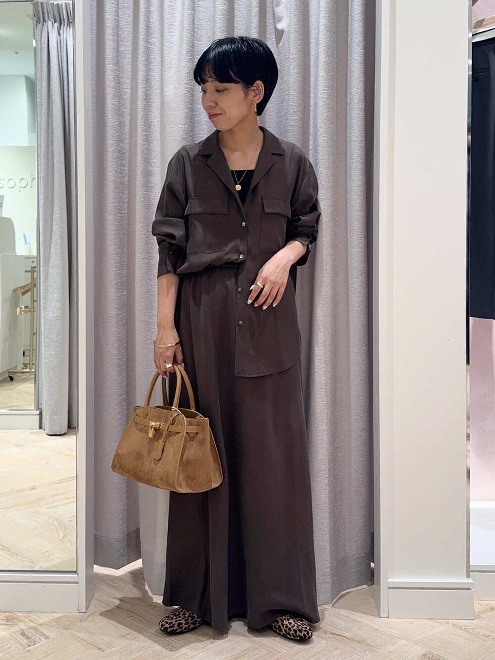 ブラウン系のシャツ/ブラウス、ブラック系のキャミソール、イエロー系のトートバッグを着用したレディースの秋コーディネートの5枚目の写真