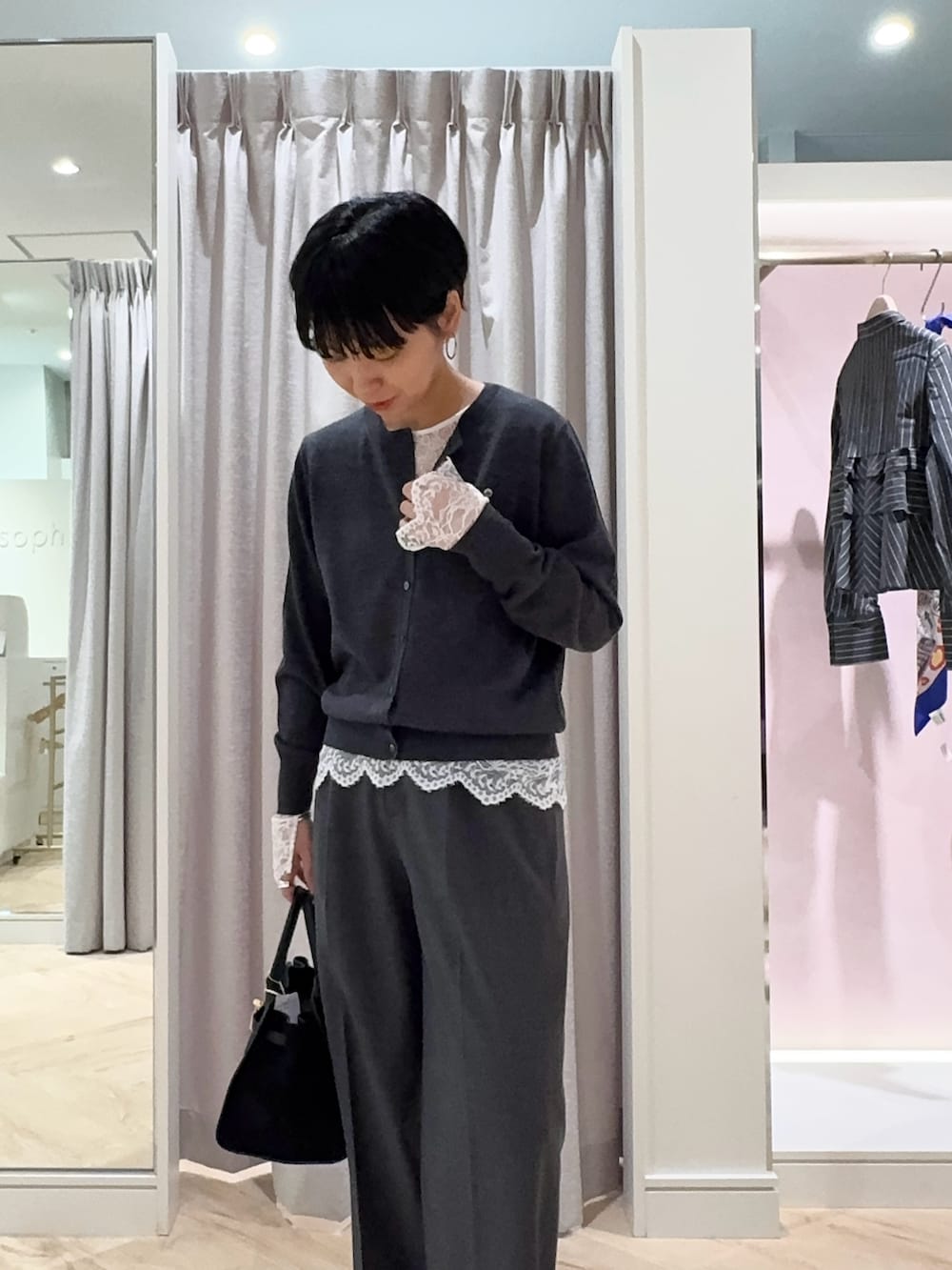 グレー系のカーディガン/ボレロ、ホワイト系のシャツ/ブラウス、グレー系のその他パンツを着用したレディースの秋コーディネートの4枚目の写真