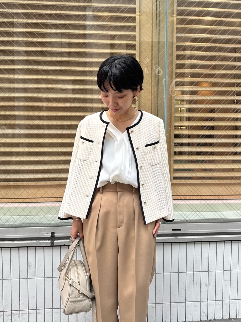 「オフィスカジュアル、オフィススタイル、オフィスコーデ、低身長、低身長コーデ、パンツ、パンツスタイル、パンツコーデ、ジャケット、ジャケットスタイル、ジャケットコーデ、通勤、通勤コーデ、通勤スタイル、ショートヘア」｜「NOLLEY’Sのラウンドボストンバッグ（ボストンバッグ、ベージュ系）」を使った、nol takemoriさん（骨格ウェーブ・レディース・154cm）の春コーディネートの4枚目の写真