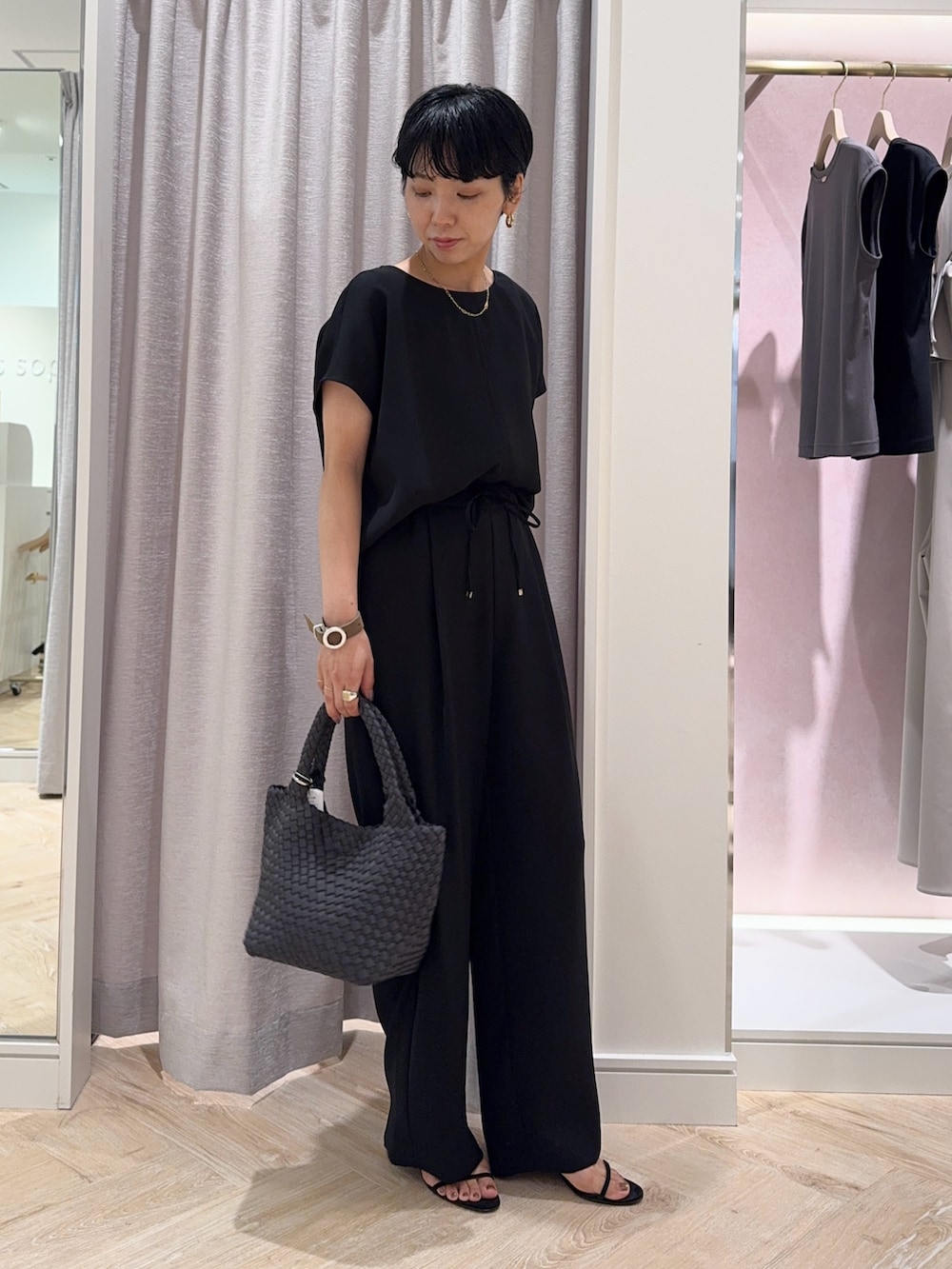ブラック系のシャツ/ブラウス、グレー系のショルダーバッグ、ブラック系のその他パンツを着用したレディースの夏コーディネートの3枚目の写真