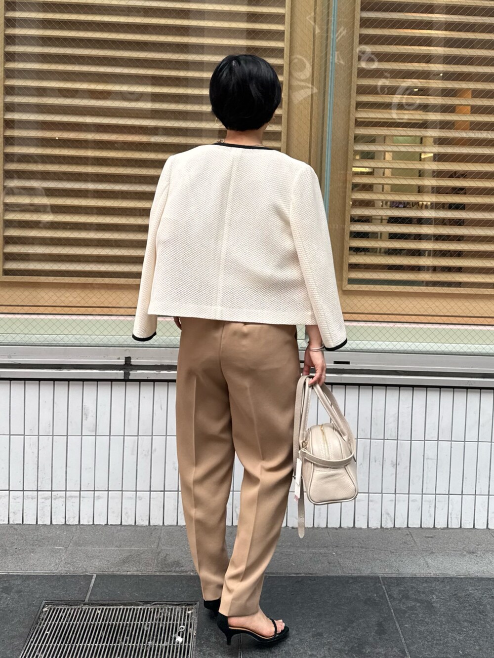 「オフィスカジュアル、オフィススタイル、オフィスコーデ、低身長、低身長コーデ、パンツ、パンツスタイル、パンツコーデ、ジャケット、ジャケットスタイル、ジャケットコーデ、通勤、通勤コーデ、通勤スタイル、ショートヘア」｜「NOLLEY’Sのラウンドボストンバッグ（ボストンバッグ、ベージュ系）」を使った、nol takemoriさん（骨格ウェーブ・レディース・154cm）の春コーディネートの3枚目の写真