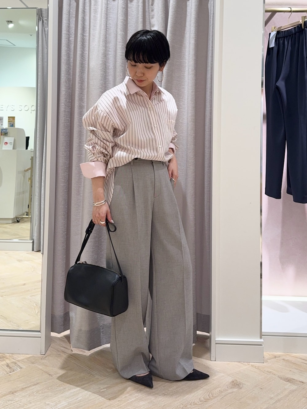 ピンク系のシャツ/ブラウス、ピンク系のシャツ/ブラウス、ベージュ系のその他パンツを着用したレディースの冬コーディネートの2枚目の写真