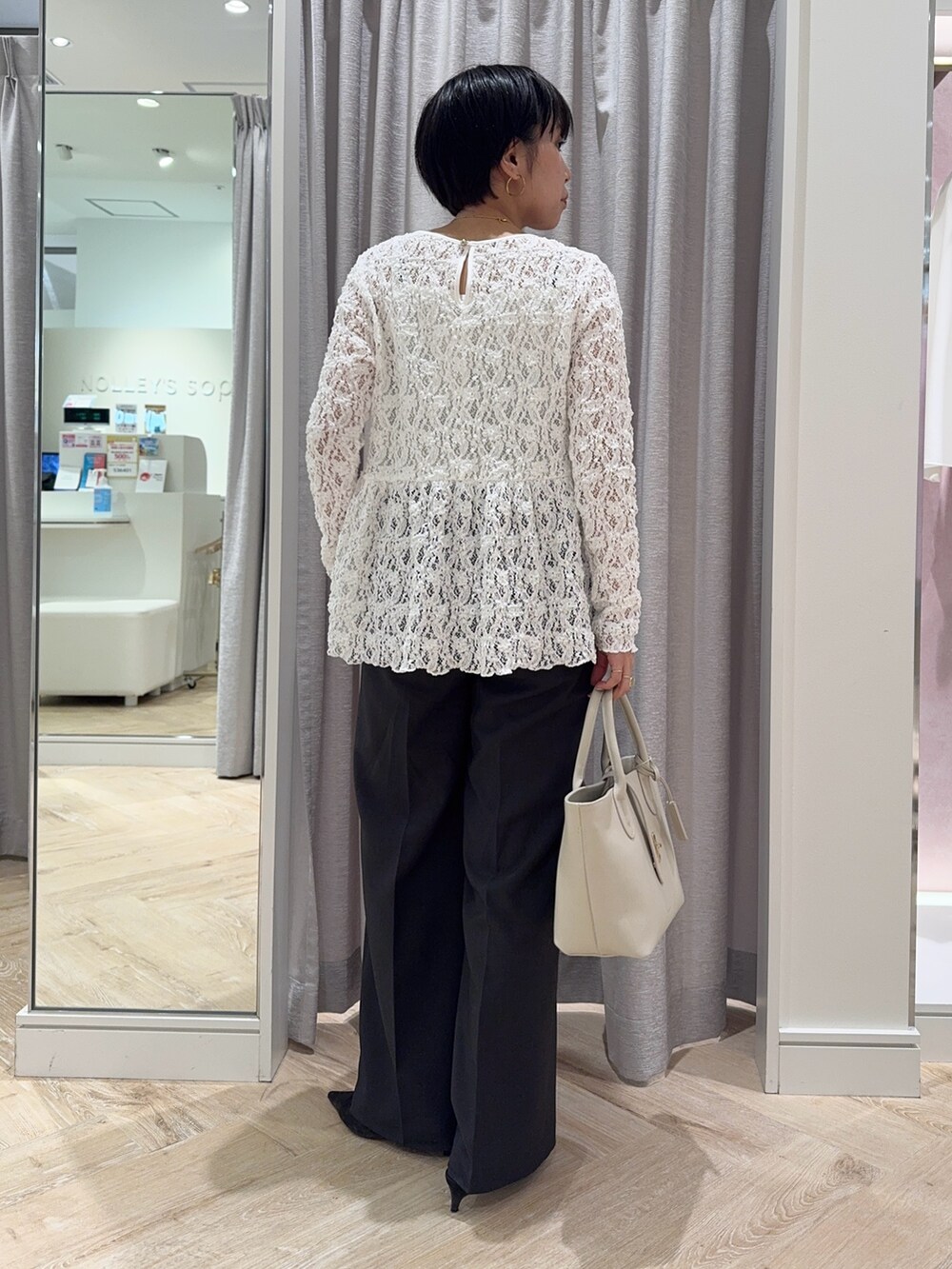 グレー系のその他パンツ、ベージュ系のトートバッグ、ホワイト系のシャツ/ブラウスを着用したレディースの冬コーディネートの3枚目の写真