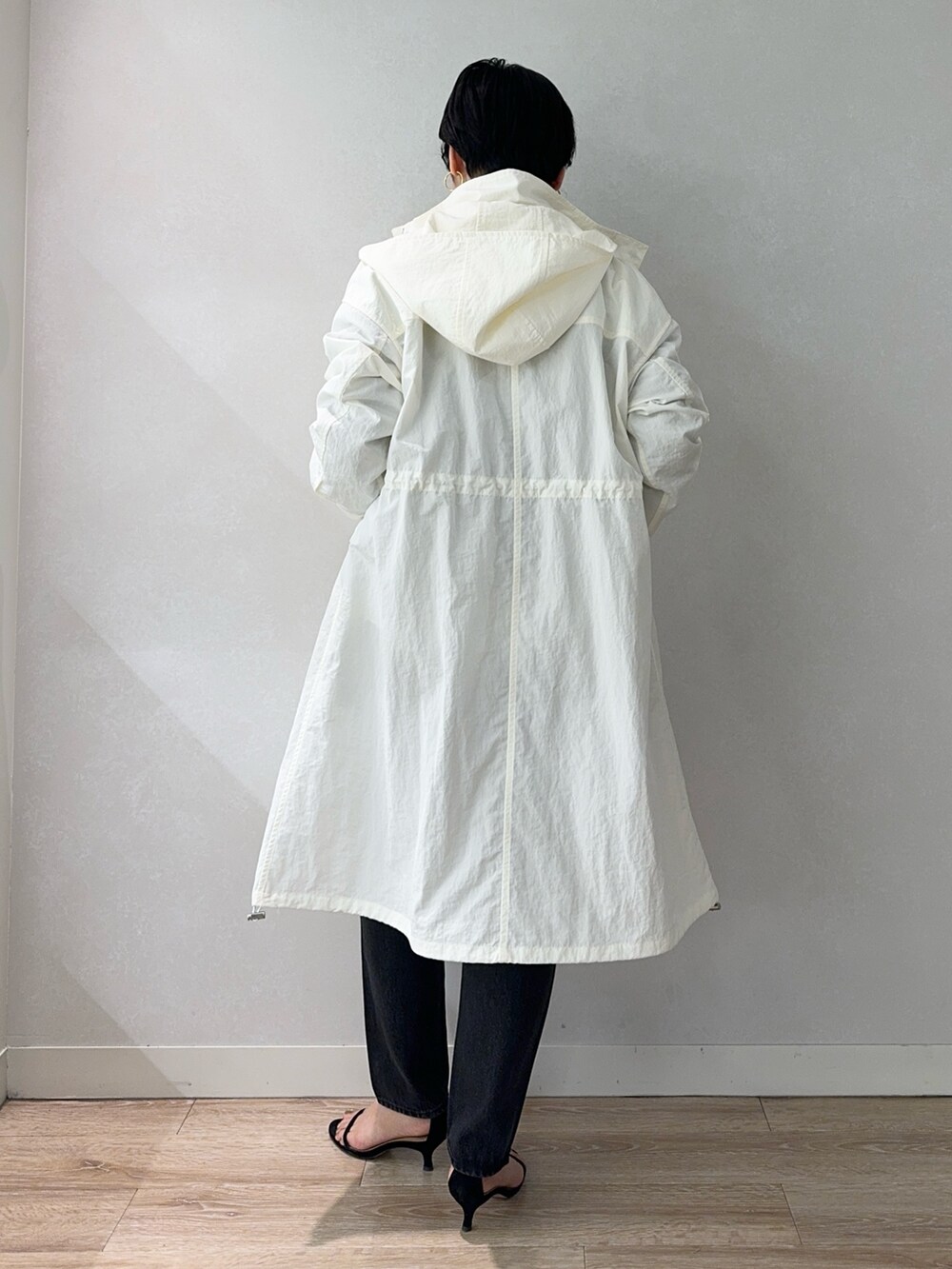 ホワイト系のシャツ/ブラウス、グレー系のカーディガン/ボレロ、ホワイト系のダッフルコートを着用したレディースの冬コーディネートの3枚目の写真