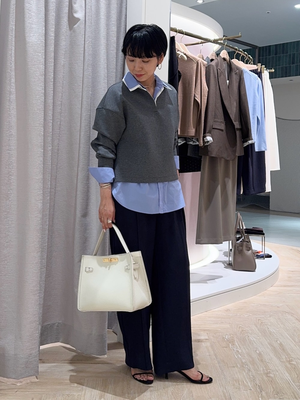 ホワイト系のショルダーバッグ、ブルー系のその他パンツ、ブルー系のシャツ/ブラウスを着用したレディースの秋コーディネートの3枚目の写真