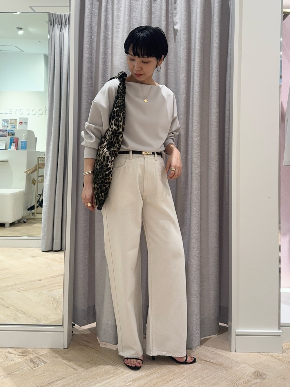 ベージュ系のTシャツ/カットソー、ホワイト系のその他パンツ、その他のエコバッグ/サブバッグを着用したレディースの春コーディネートの3枚目の写真