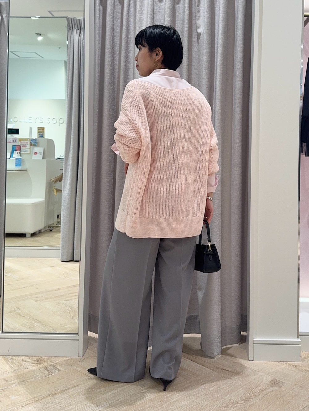 ピンク系のニット/セーター、ピンク系のシャツ/ブラウス、グレー系のその他パンツを着用したレディースの冬コーディネートの3枚目の写真