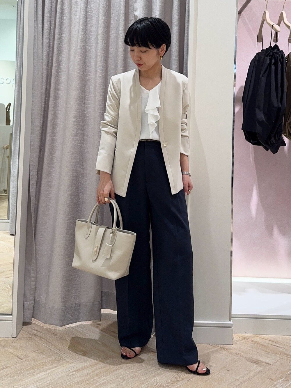 ホワイト系のシャツ/ブラウス、ベージュ系のノーカラージャケット、ブルー系のその他パンツを着用したレディースの春コーディネートの4枚目の写真