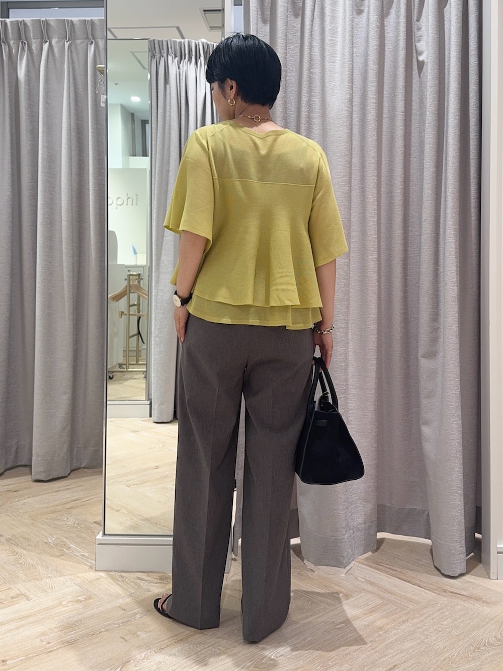 「イエロー、イエローコーデ、シアー、シアートップス、グレー、パンツ、パンツスタイル、パンツコーデ、シンプル、シンプルコーデ、シンプルスタイル、低身長、低身長コーデ、154cm、キレイめ」｜「NOLLEY’S Sophiのシアーティアードプルオーバーニット（ニット/セーター、イエロー系）」を使った、nol takemoriさん（骨格ウェーブ・レディース・154cm）の夏コーディネートの2枚目の写真