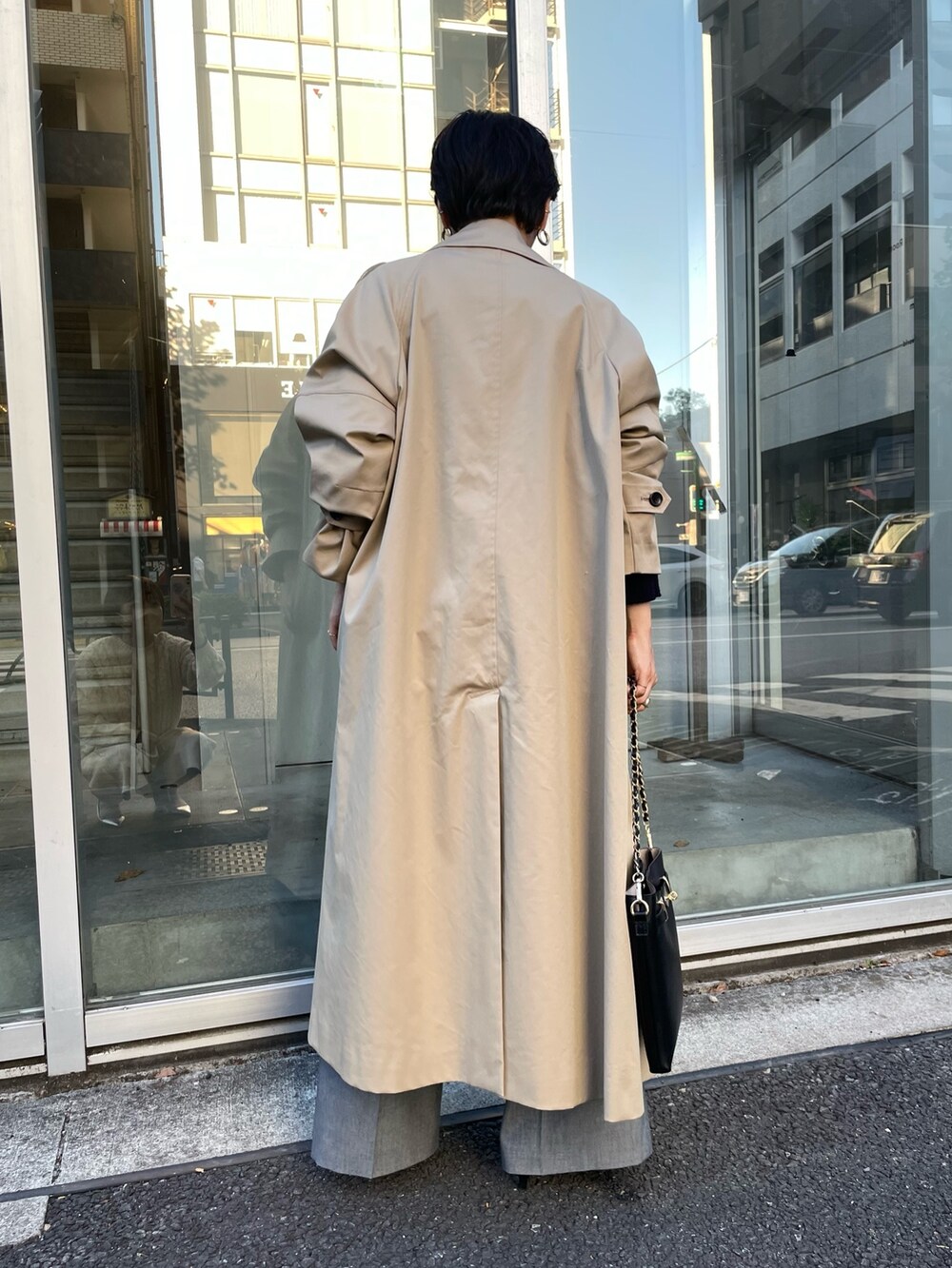 「アウター、アウターコーデ、コート、ステンカラーコート、ベージュ、ロゴニット、パンツスタイル、パンツコーデ、大人カジュアル、きれいめカジュアル、低身長、低身長コーデ、154cm」｜「NOLLEY’Sの◇【WEB限定】ロゴインターシャ2WAYクルーネックカーディガン（カーディガン/ボレロ、ブルー系）」を使った、nol takemoriさん（レディース・154cm）の秋コーディネートの3枚目の写真