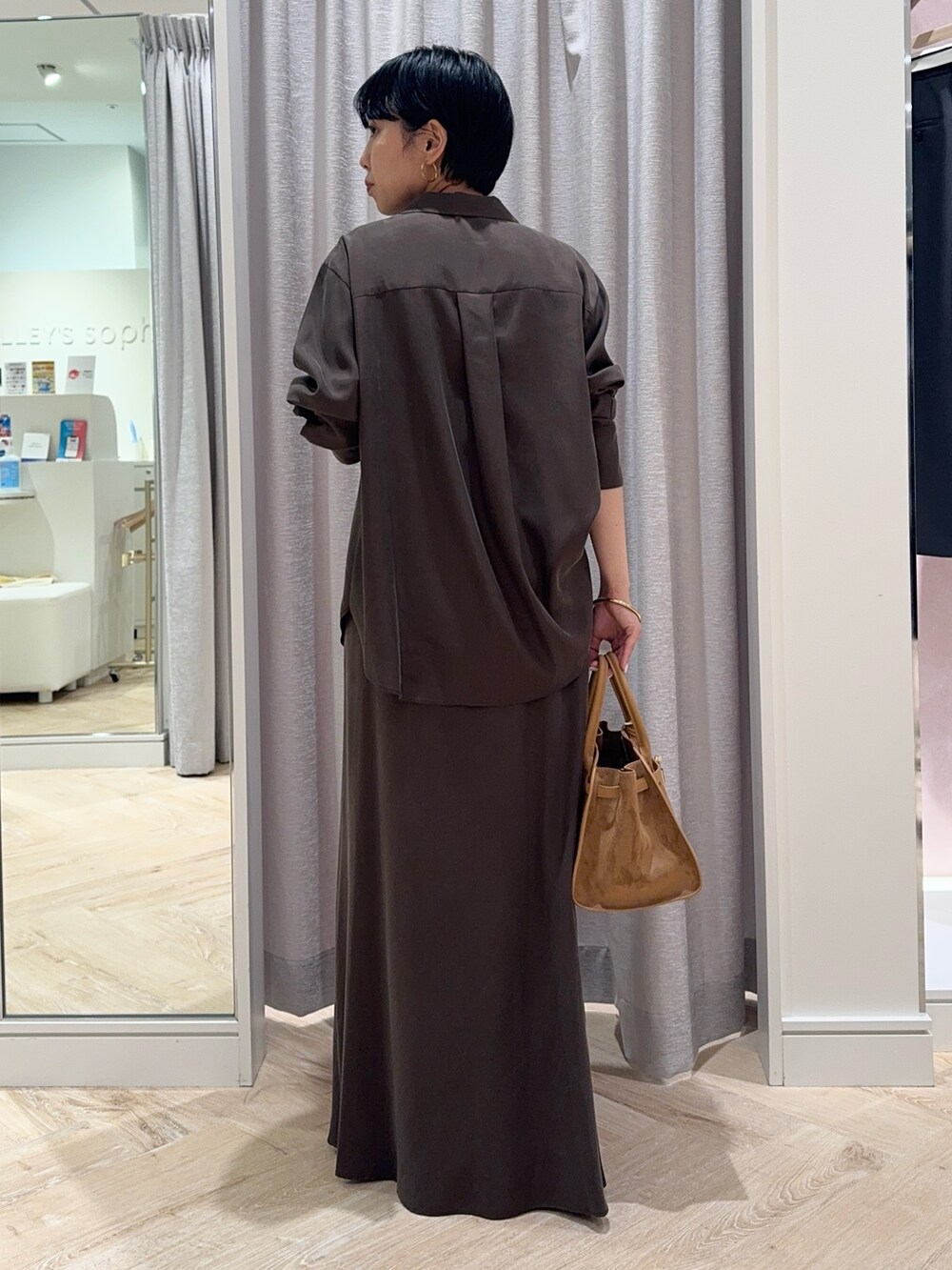 ブラウン系のシャツ/ブラウス、ブラック系のキャミソール、イエロー系のトートバッグを着用したレディースの秋コーディネートの3枚目の写真