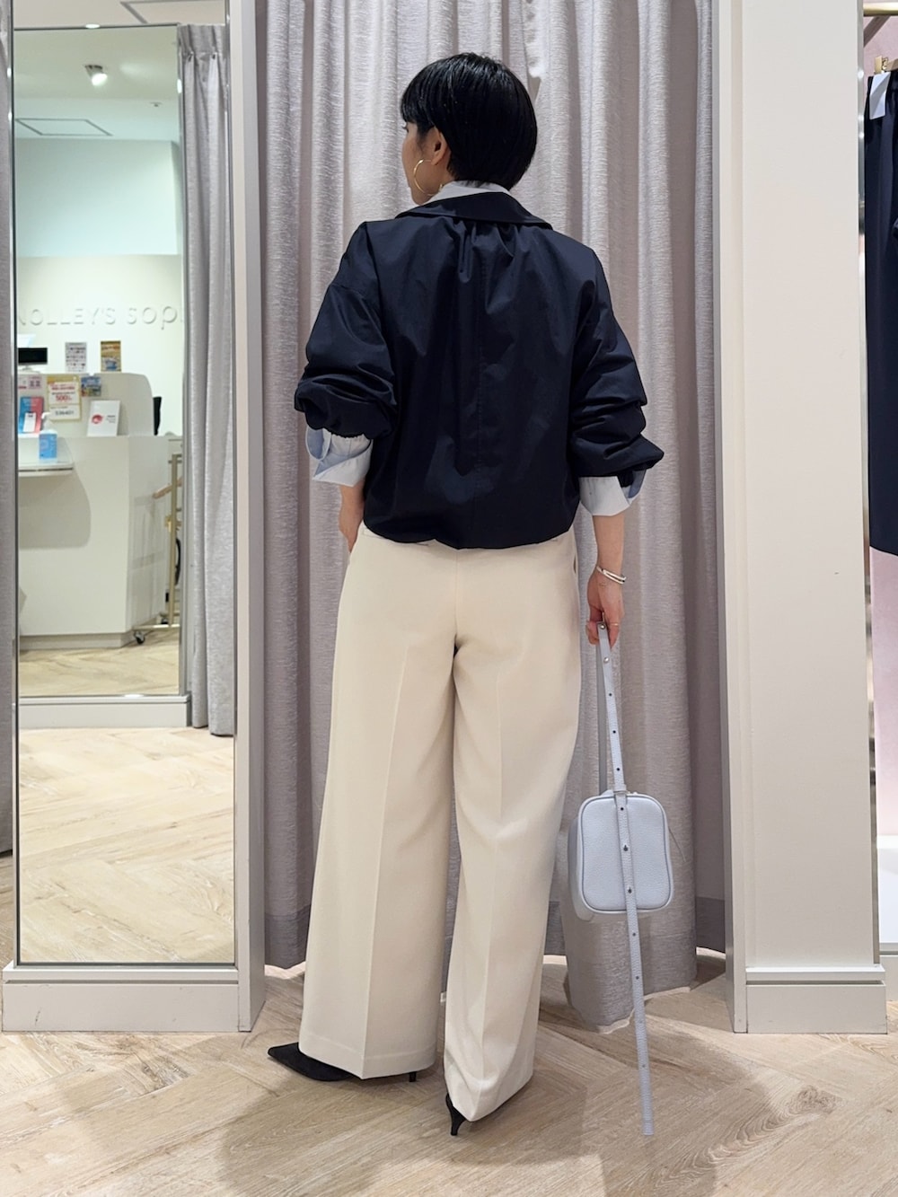 ブルー系のシャツ/ブラウス、ブルー系のブルゾン、ブルー系のショルダーバッグを着用したレディースの冬コーディネートの3枚目の写真