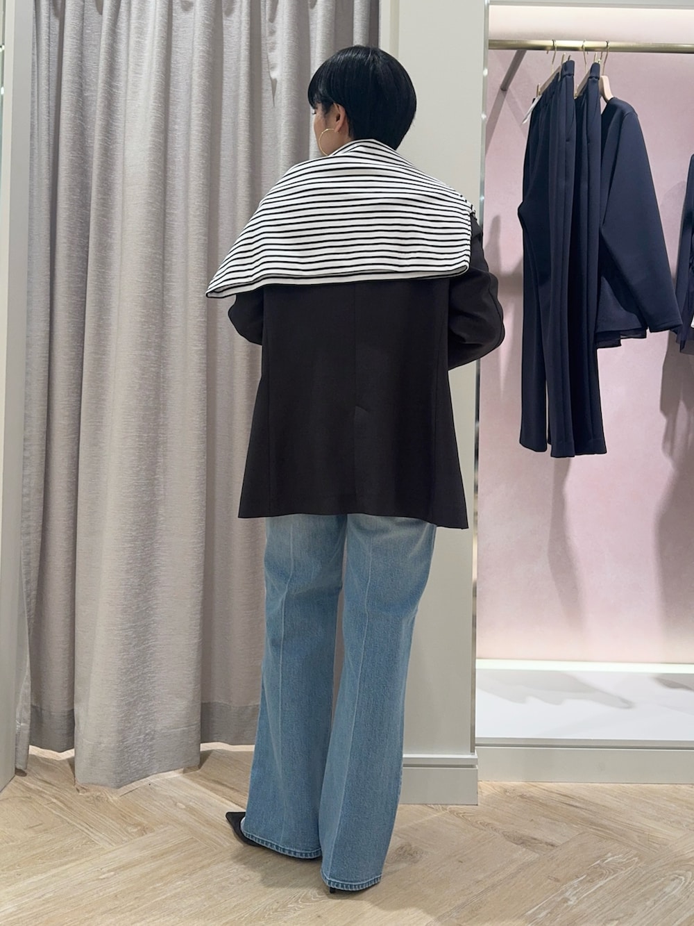 ホワイト系のTシャツ/カットソー、ホワイト系のニット/セーター、ブルー系のデニムパンツを着用したレディースの冬コーディネートの3枚目の写真