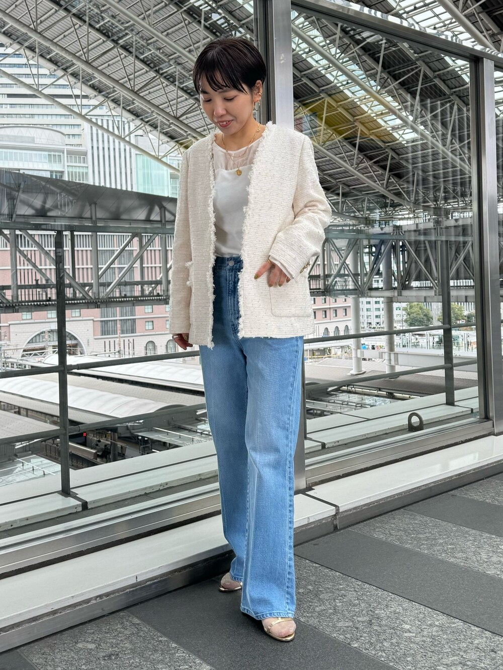「大人カジュアル、カジュアルコーデ、カジュアル、デニム、デニムコーデ、きれいめカジュアル、ツイード、ツイードジャケット、シアートップス、骨格ウェーブ、低身長、低身長コーデ、154cm、154cmコーデ」｜「NOLLEY’Sのレイヤードシアーカットソー（Tシャツ/カットソー、ホワイト系）」を使った、nol takemoriさん（レディース・154cm）の冬コーディネートの3枚目の写真