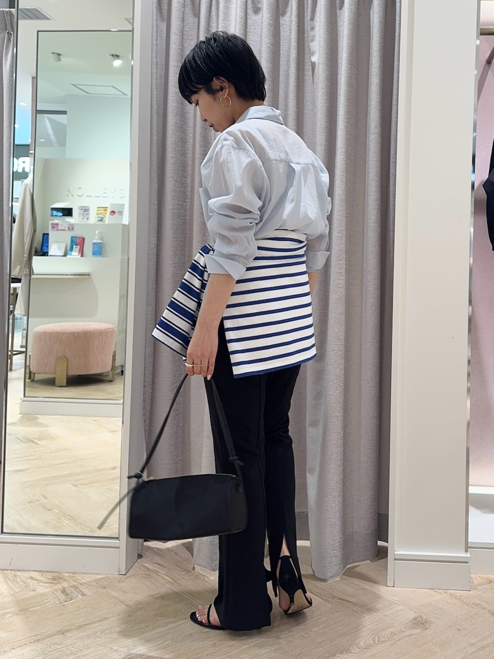 ブルー系のシャツ/ブラウス、ホワイト系のキャミソール、ブラック系のショルダーバッグを着用したレディースの春コーディネートの5枚目の写真