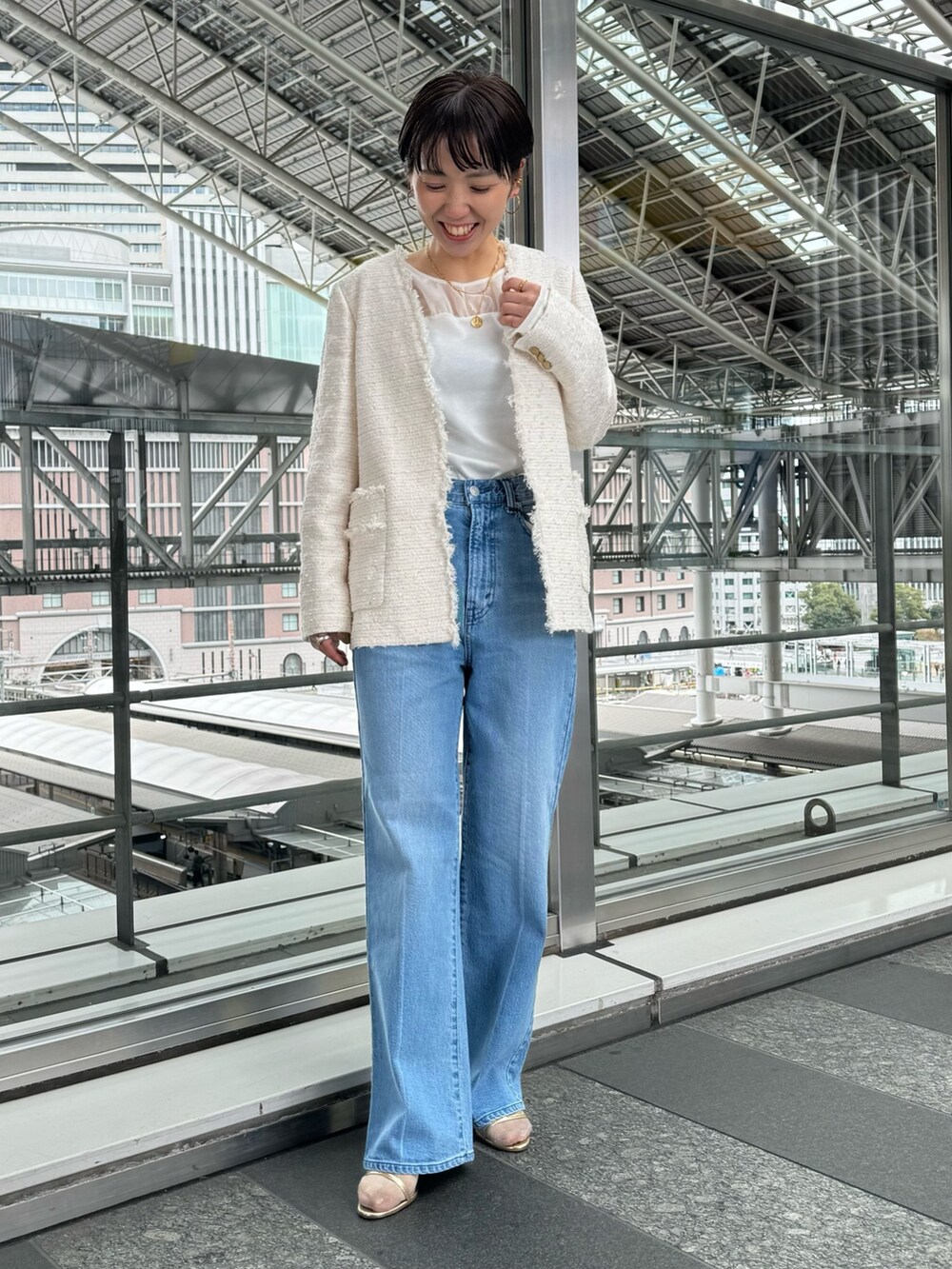 「大人カジュアル、カジュアルコーデ、カジュアル、デニム、デニムコーデ、きれいめカジュアル、ツイード、ツイードジャケット、シアートップス、骨格ウェーブ、低身長、低身長コーデ、154cm、154cmコーデ」｜「NOLLEY’Sのレイヤードシアーカットソー（Tシャツ/カットソー、ホワイト系）」を使った、nol takemoriさん（レディース・154cm）の冬コーディネートの2枚目の写真